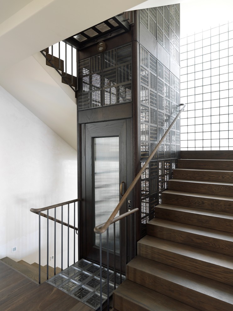 Свежая идея для дизайна: п-образная деревянная лестница среднего размера в стиле неоклассика (современная классика) с деревянными ступенями - отличное фото интерьера