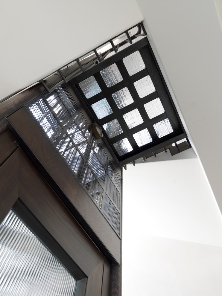 На фото: п-образная деревянная лестница среднего размера в стиле неоклассика (современная классика) с деревянными ступенями