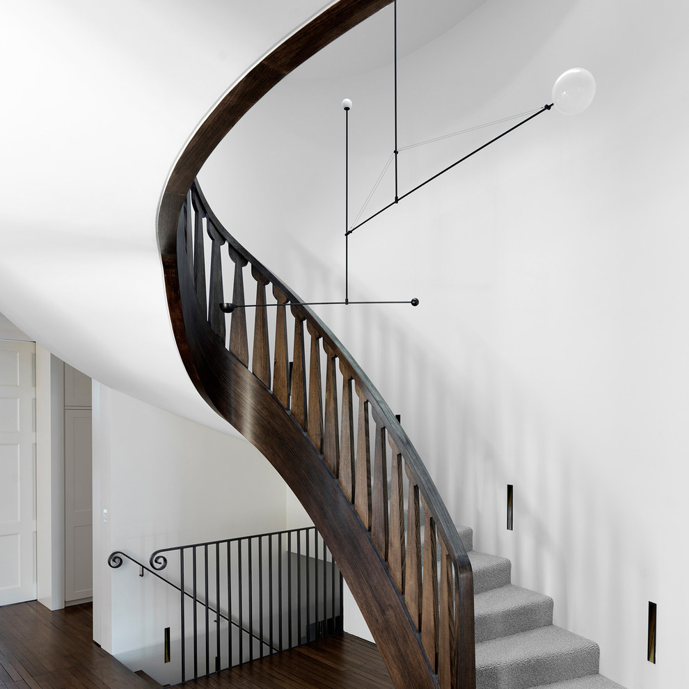 Источник вдохновения для домашнего уюта: изогнутая лестница в стиле неоклассика (современная классика) с ступенями с ковровым покрытием и ковровыми подступенками