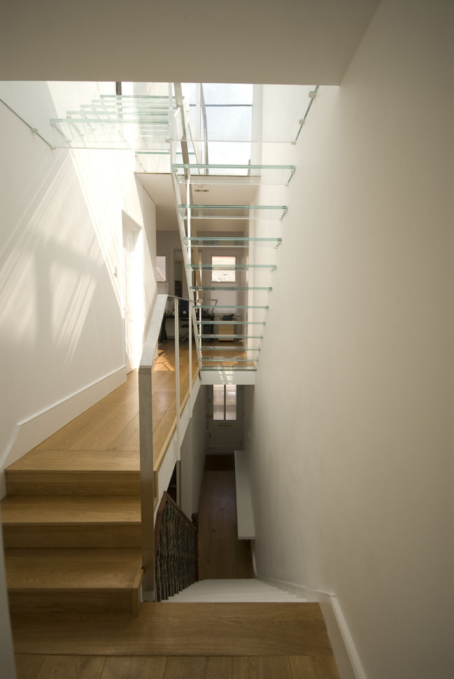 На фото: лестница на больцах в современном стиле