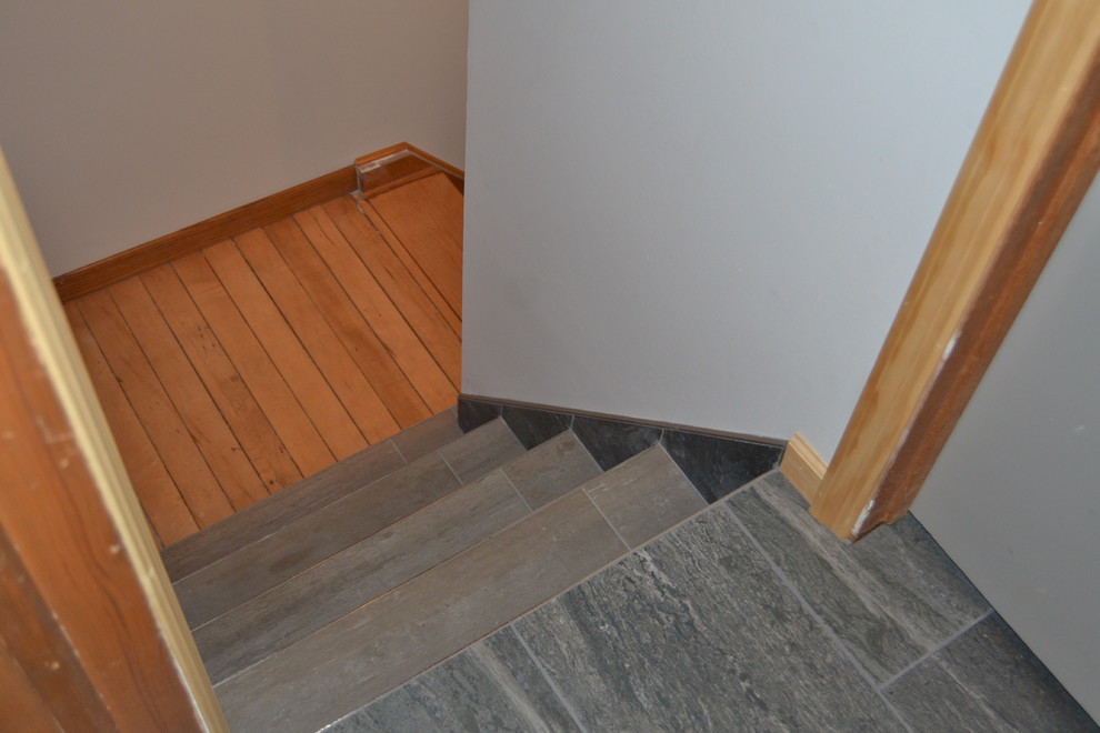 На фото: маленькая угловая лестница в стиле рустика с ступенями из плитки для на участке и в саду