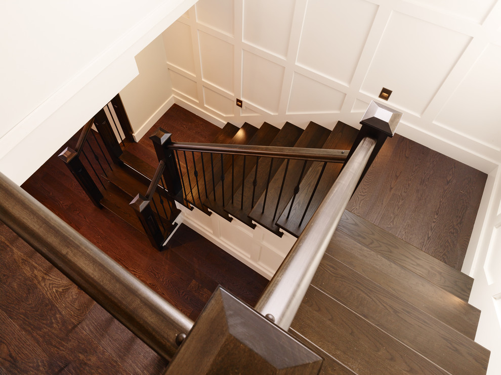 Пример оригинального дизайна: п-образная деревянная лестница в стиле неоклассика (современная классика) с деревянными ступенями