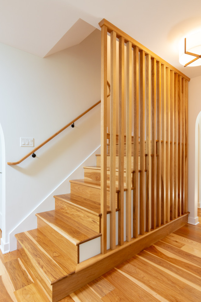 На фото: п-образная деревянная лестница среднего размера в стиле ретро с деревянными ступенями и деревянными перилами