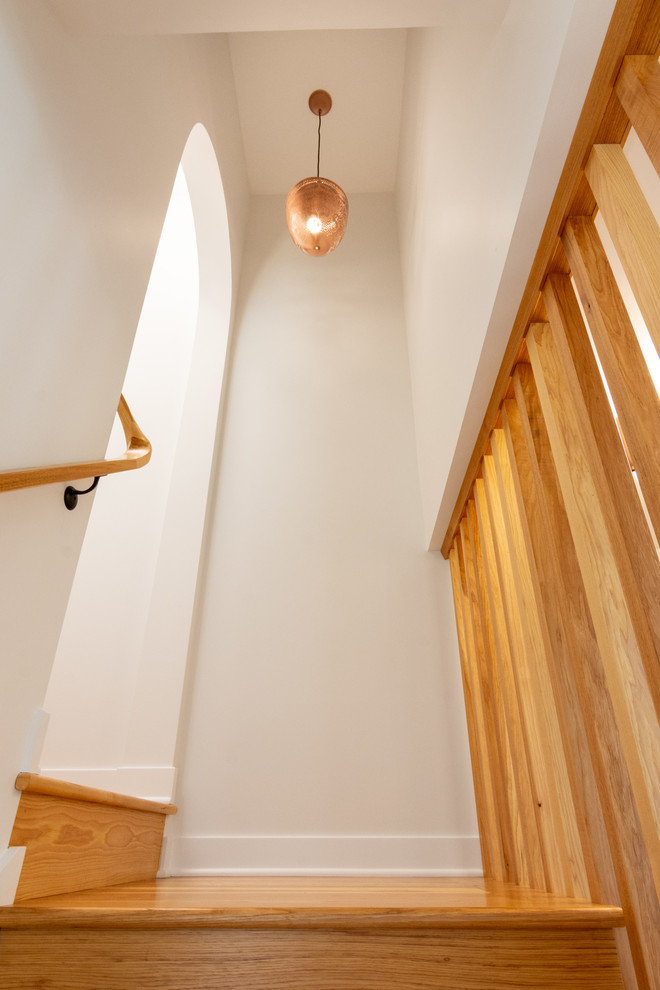 Modelo de escalera en U retro de tamaño medio con escalones de madera, contrahuellas de madera y barandilla de madera