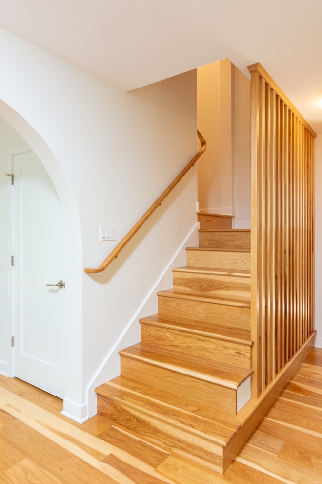 На фото: п-образная деревянная лестница среднего размера в стиле ретро с деревянными ступенями и деревянными перилами с