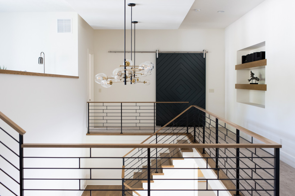 Mittelgroße Moderne Treppe mit Holz-Setzstufen und Stahlgeländer in Indianapolis