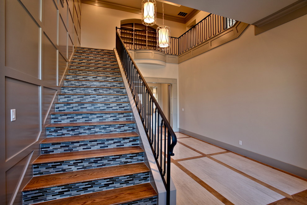Ejemplo de escalera recta clásica renovada de tamaño medio con escalones de madera y contrahuellas con baldosas y/o azulejos
