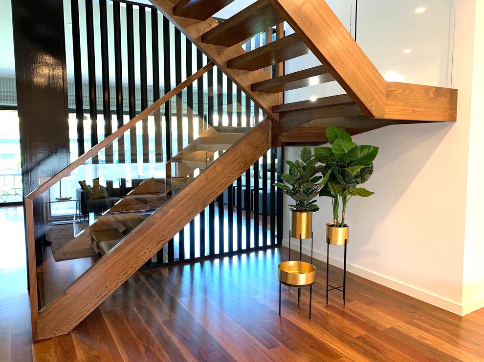 Стильный дизайн: большая п-образная лестница в современном стиле с крашенными деревянными ступенями, крашенными деревянными подступенками и деревянными перилами - последний тренд