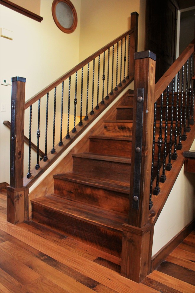Diseño de escalera recta contemporánea de tamaño medio con escalones de madera y contrahuellas de madera