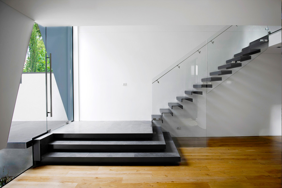 Источник вдохновения для домашнего уюта: прямая металлическая лестница в современном стиле с металлическими ступенями и стеклянными перилами