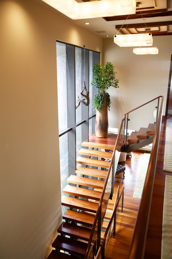 Ejemplo de escalera en L exótica de tamaño medio sin contrahuella con escalones de madera