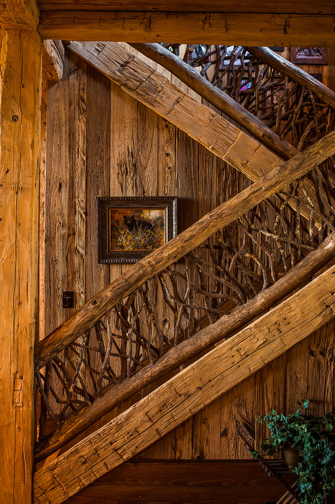 Diseño de escalera recta rústica grande con escalones de madera y contrahuellas de madera