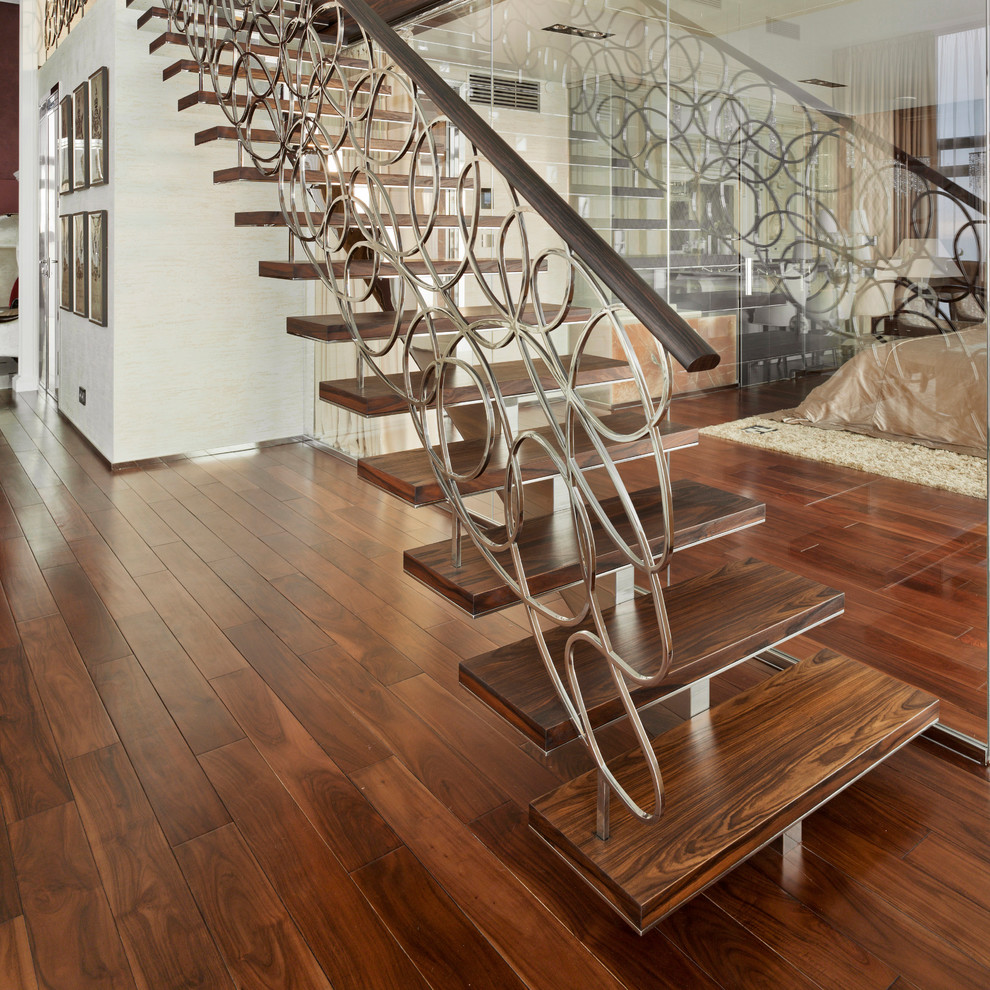 Свежая идея для дизайна: огромная лестница на больцах в современном стиле с деревянными ступенями без подступенок - отличное фото интерьера