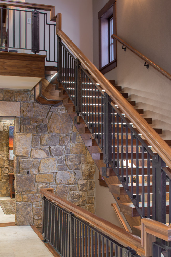 Klassische Holztreppe in U-Form mit offenen Setzstufen, Mix-Geländer und Tapetenwänden in Denver