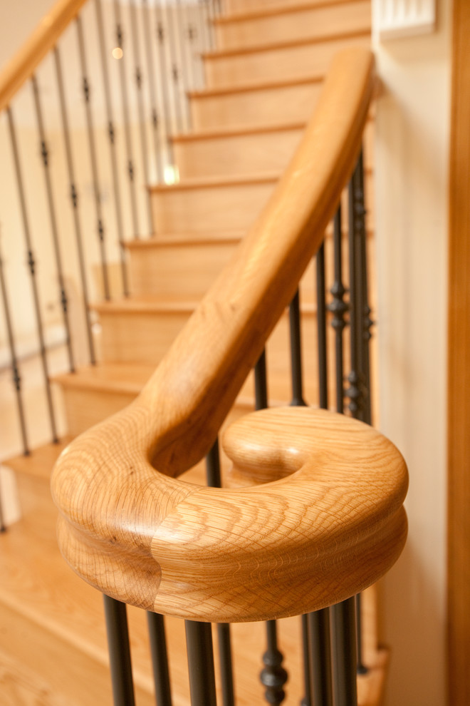 Idéer för att renovera en stor funkis svängd trappa i trä, med sättsteg i trä
