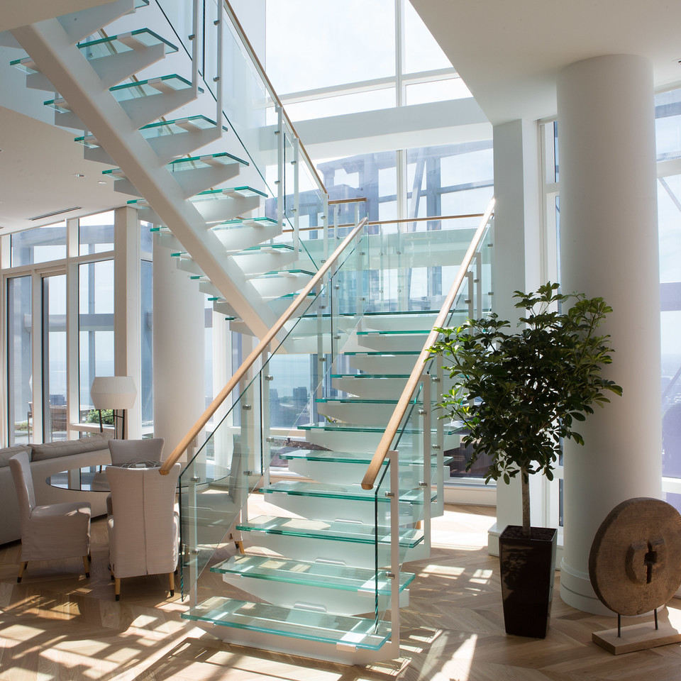Modelo de escalera suspendida clásica renovada de tamaño medio sin contrahuella con escalones de vidrio