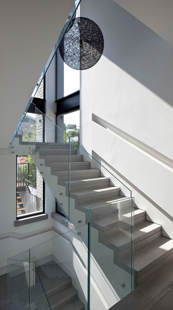 На фото: большая п-образная бетонная лестница в стиле модернизм с бетонными ступенями