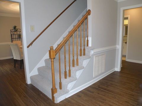 Cette image montre un escalier droit traditionnel de taille moyenne avec des marches en moquette et des contremarches en moquette.