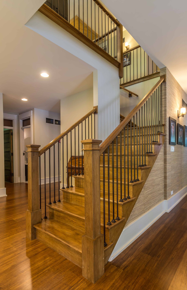 Стильный дизайн: угловая деревянная лестница среднего размера в стиле кантри с деревянными ступенями, деревянными перилами и обоями на стенах - последний тренд