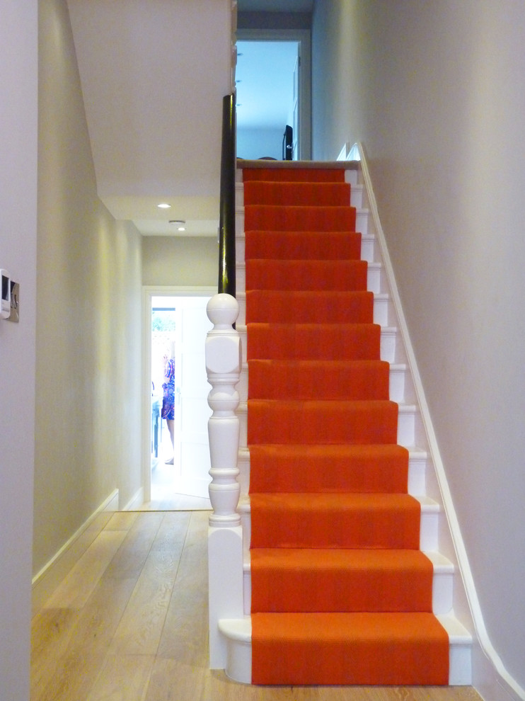Imagen de escalera recta tradicional renovada de tamaño medio con escalones de madera pintada y contrahuellas de madera