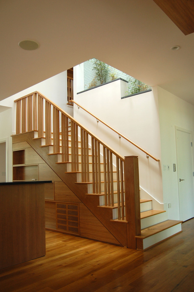 Идея дизайна: угловая лестница среднего размера в классическом стиле с деревянными ступенями и крашенными деревянными подступенками