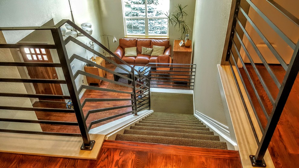 Mittelgroße Moderne Treppe in L-Form mit Teppich-Treppenstufen, Stahlgeländer und Teppich-Setzstufen in Denver
