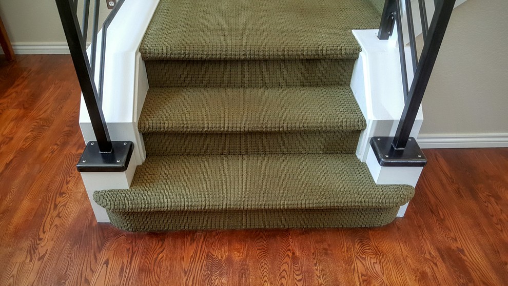 Свежая идея для дизайна: угловая лестница среднего размера в современном стиле с ступенями с ковровым покрытием, металлическими перилами и ковровыми подступенками - отличное фото интерьера