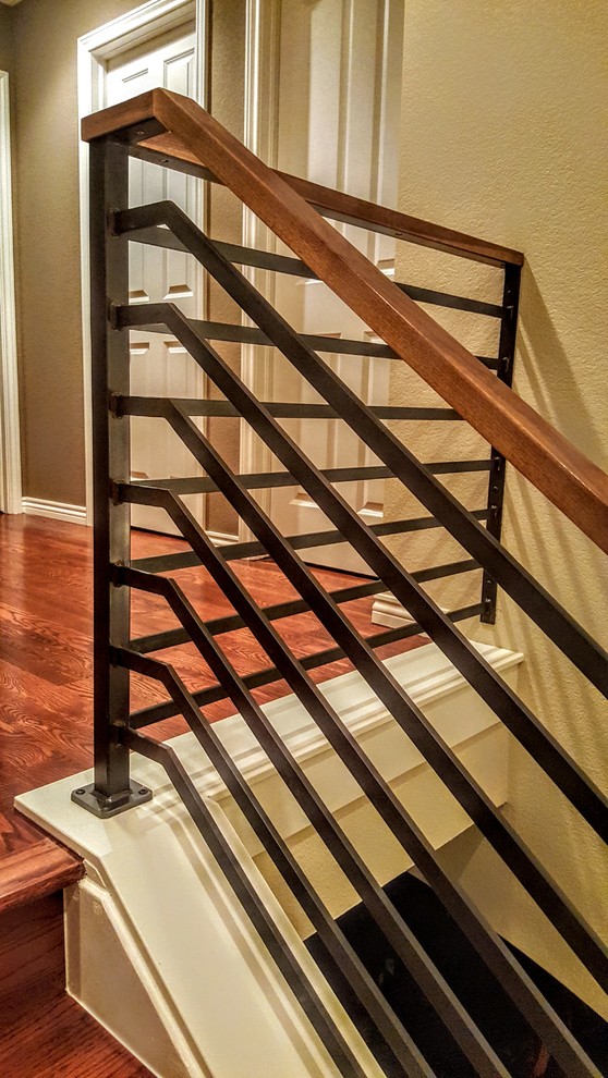 デンバーにあるラグジュアリーな中くらいなコンテンポラリースタイルのおしゃれなかね折れ階段 (混合材の手すり) の写真