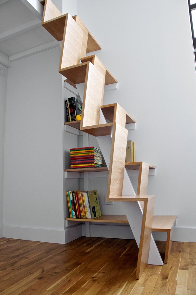 Идея дизайна: деревянная лестница в стиле модернизм с деревянными ступенями и кладовкой или шкафом под ней