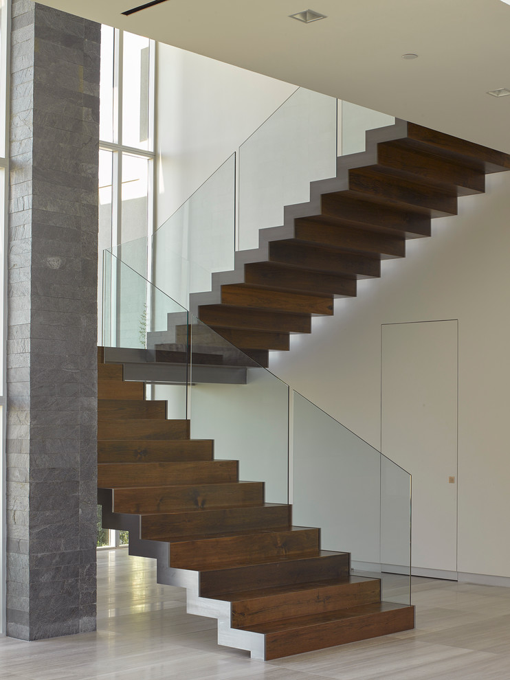 Источник вдохновения для домашнего уюта: большая деревянная лестница на больцах в современном стиле с деревянными ступенями и стеклянными перилами