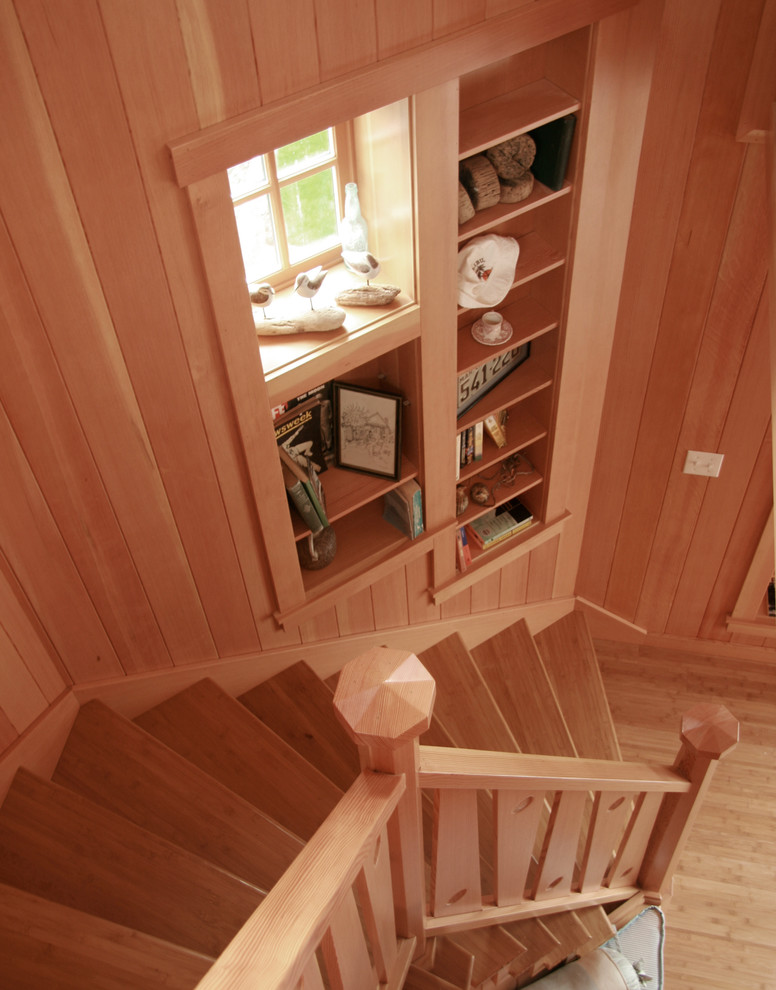 Foto de escalera curva clásica de tamaño medio con escalones de madera, contrahuellas de madera y barandilla de madera