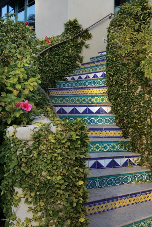 Diseño de escalera curva mediterránea de tamaño medio con escalones con baldosas y contrahuellas con baldosas y/o azulejos