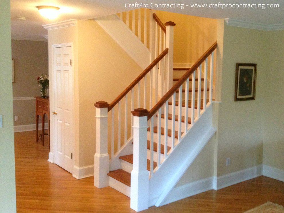 Cette photo montre un escalier peint chic en U de taille moyenne avec des marches en bois et éclairage.
