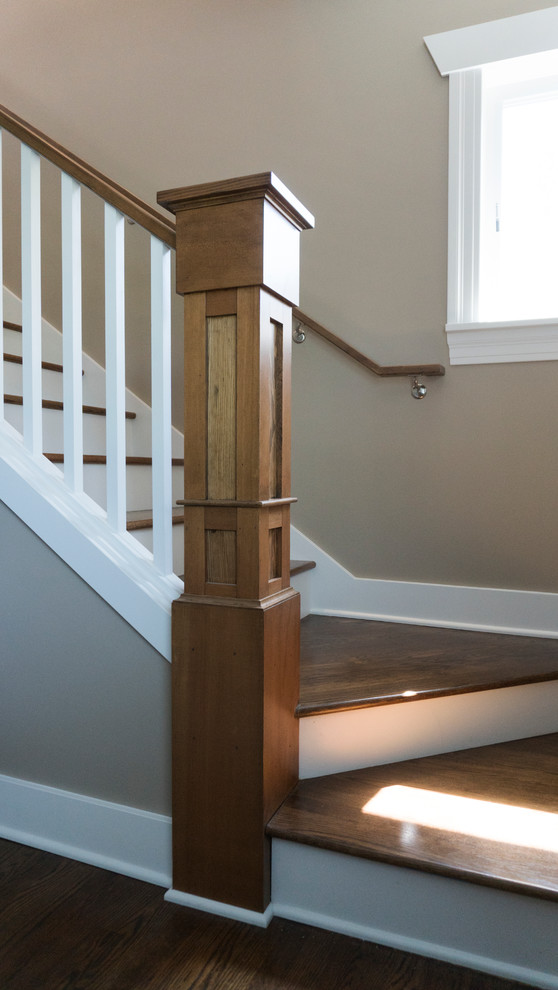 Modelo de escalera recta de estilo americano de tamaño medio con escalones de madera y contrahuellas de madera pintada