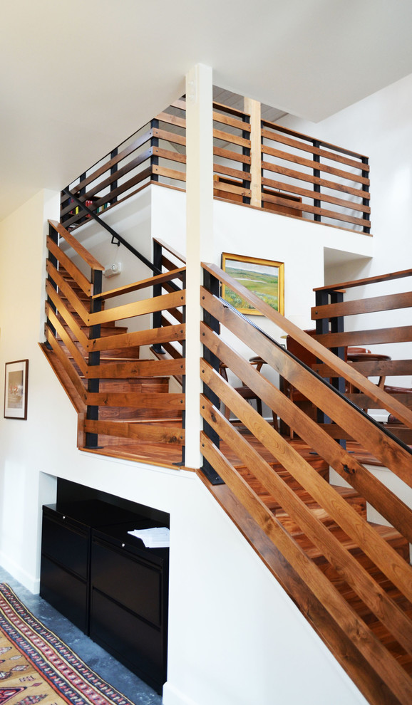 Inspiration pour un escalier droit traditionnel de taille moyenne avec des marches en bois, des contremarches en bois et un garde-corps en bois.