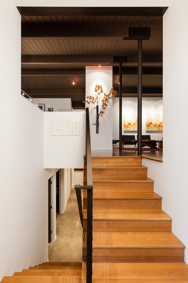 Свежая идея для дизайна: п-образная деревянная лестница в стиле ретро с деревянными ступенями - отличное фото интерьера