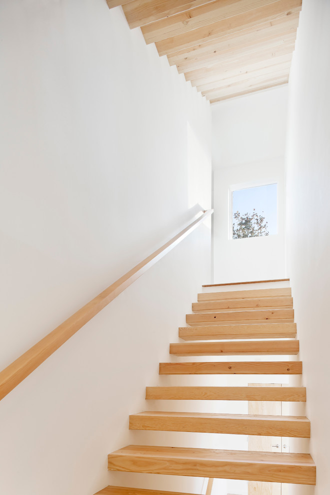 Imagen de escalera recta minimalista sin contrahuella con escalones de madera