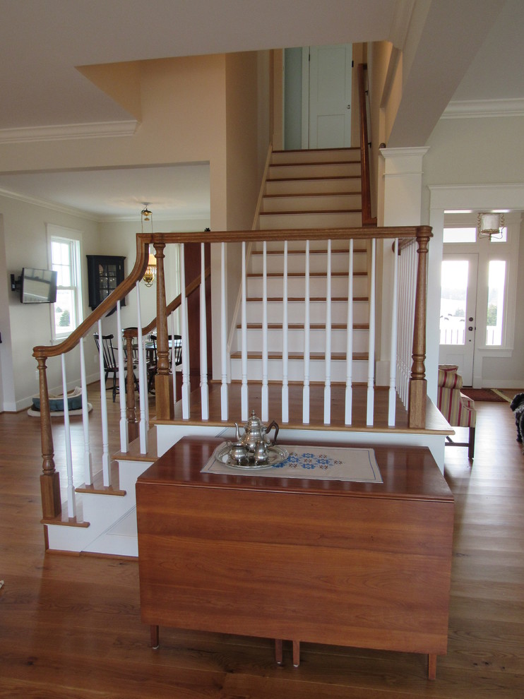 Imagen de escalera en L campestre de tamaño medio con escalones de madera y contrahuellas de madera pintada