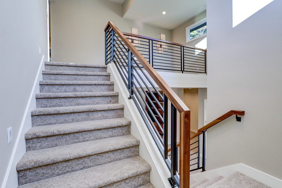 Источник вдохновения для домашнего уюта: п-образная лестница в стиле модернизм с ступенями с ковровым покрытием и перилами из смешанных материалов