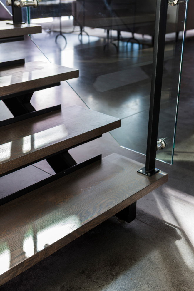 Moderne Holztreppe in L-Form mit Stahlgeländer in Seattle