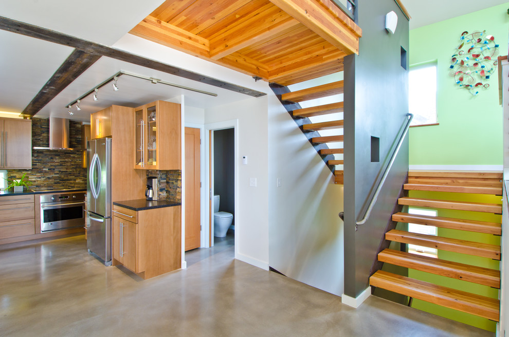 Стильный дизайн: большая лестница в стиле модернизм - последний тренд