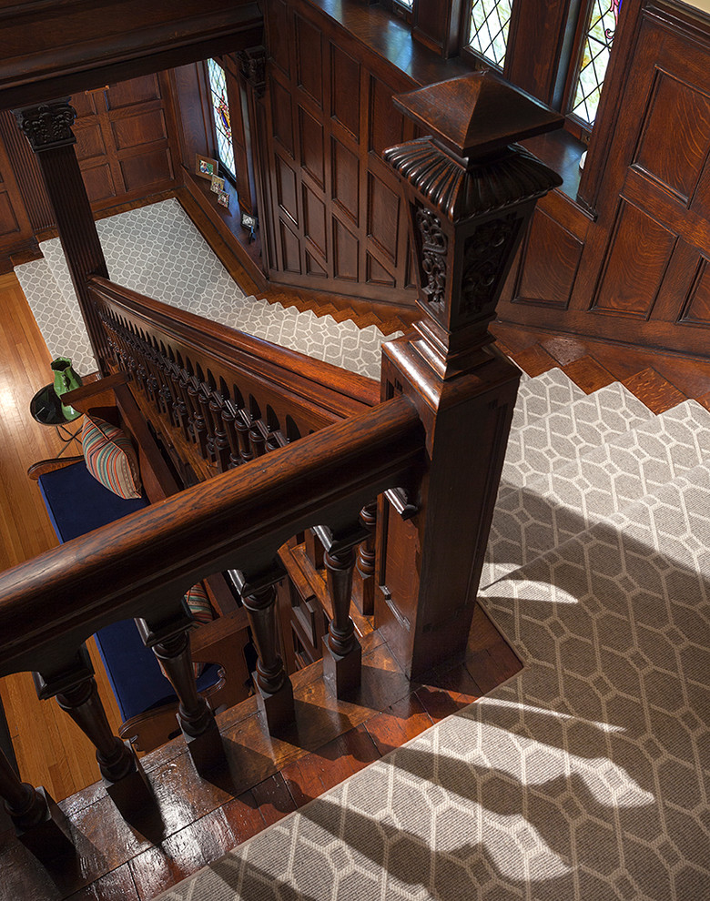 Diseño de escalera en U tradicional grande con escalones enmoquetados, barandilla de madera y contrahuellas de madera