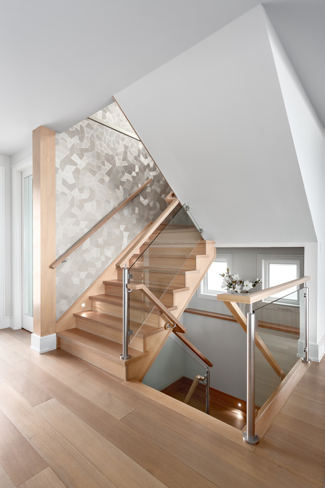 Aménagement d'un escalier bord de mer en U de taille moyenne avec des marches en bois, des contremarches en bois, un garde-corps en bois et du papier peint.
