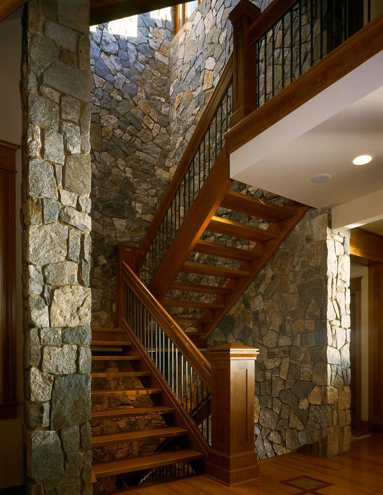 Стильный дизайн: огромная п-образная деревянная лестница в стиле кантри с деревянными ступенями - последний тренд