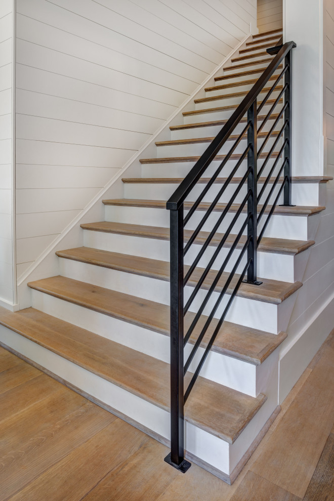 Imagen de escalera recta de estilo de casa de campo grande con escalones de madera, contrahuellas de madera pintada y barandilla de metal