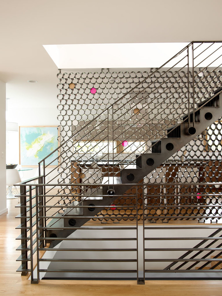 Источник вдохновения для домашнего уюта: большая прямая металлическая лестница в современном стиле с металлическими ступенями