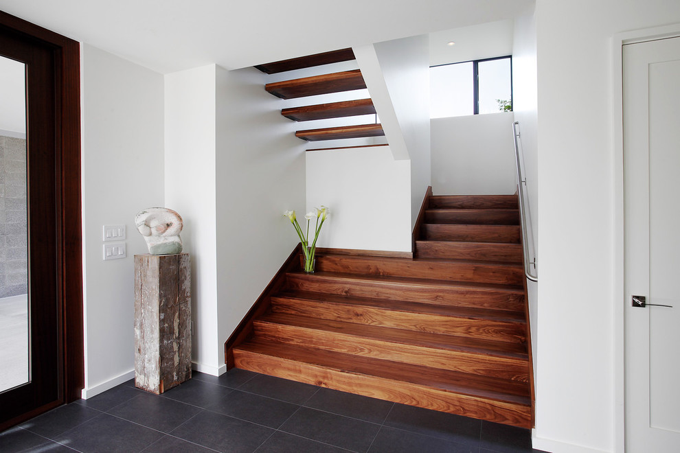 На фото: п-образная деревянная лестница среднего размера в современном стиле с деревянными ступенями
