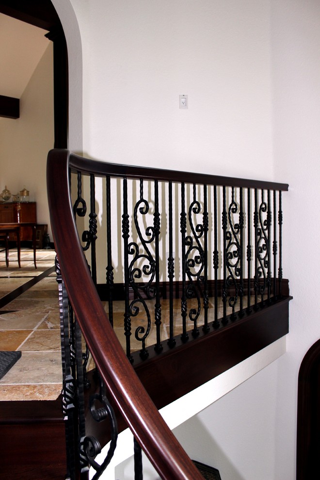 Imagen de escalera mediterránea con escalones de madera, contrahuellas de madera y barandilla de madera