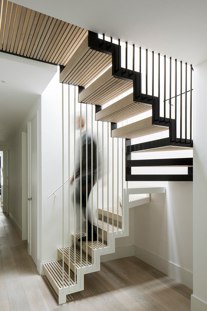 На фото: п-образная лестница в современном стиле с деревянными ступенями без подступенок