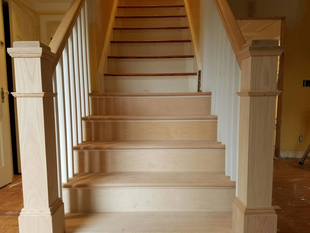Свежая идея для дизайна: прямая деревянная лестница среднего размера в современном стиле с деревянными ступенями - отличное фото интерьера